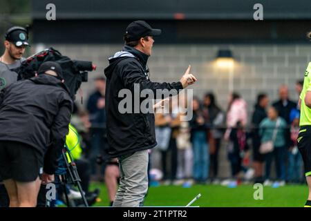 Bundoora, Australie. 15 octobre 2023. L'entraîneur de Brisbane Roar Garrath McPherson donne des instructions à son équipe. Crédit : James Forrester/Alamy Live News Banque D'Images