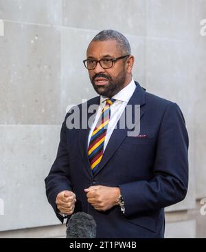 Londres, Royaume-Uni. Octobre 15 2023. Le ministre des Affaires étrangères James habilement est vu à l'extérieur de la BBC après être apparu dans l'émission Laura Kuenssberg..crédit : Tayfun Salci / Alamy Live News Banque D'Images