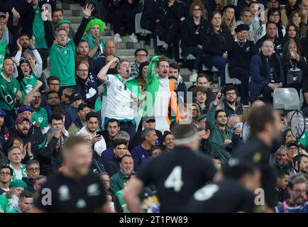 Paris, France. 14 octobre 2023. Supporters irlandais lors du match de la coupe du monde de rugby 2023 au Stade de France, Paris. Le crédit photo devrait être : Paul Thomas/Sportimage crédit : Sportimage Ltd/Alamy Live News Banque D'Images