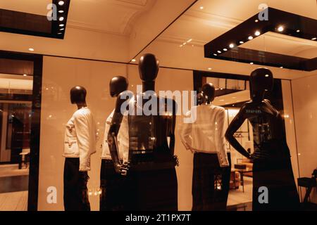 Mannequins élégants noirs dans une vitrine habillée dans une tenue à la mode. Collection de mode automne hiver Banque D'Images