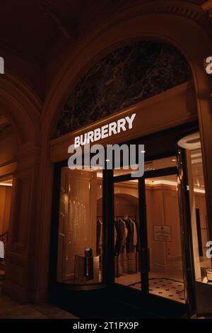 Façade historique classique marron de la boutique Burberry. Burberry est une marque britannique de vêtements de luxe Banque D'Images