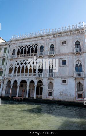 Le CA' d'Oro, ou Palazzo Santa Sofi, est un palais gothique orné du 15e siècle. C'était la maison du baron Giorgio Franchetti sur le Grand Canal de Venise Banque D'Images