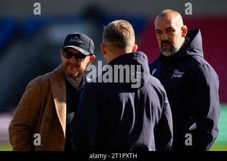 Eccles, Royaume-Uni. 15 octobre 2023. Simon Orange, co-propriétaire de sale Sharks parle avec Alex Sanderson Directeur du Rugby of sale Sharks avant le Gallagher Premiership Match sale Sharks vs Northampton Saints au stade AJ Bell, Eccles, Royaume-Uni, le 15 octobre 2023 (photo Steve Flynn/News Images) à Eccles, Royaume-Uni le 10/15/2023. (Photo Steve Flynn/News Images/Sipa USA) crédit : SIPA USA/Alamy Live News Banque D'Images