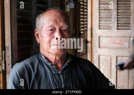 Bac Ha, Vietnam. Hmong Man. Âgé Province de Lao Cai. Banque D'Images