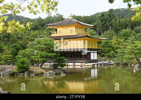 Kinkakuji, un site du patrimoine japonais, est un temple bouddhiste zen, également appelé Pavillon d'or, situé à Kyoto, au Japon. Tiré au printemps. Banque D'Images