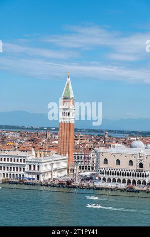 Skyline du Campanile di San Marco (Campanile Saint-Marc), imposante tour cathédrale carrée du 16e siècle avec flèche et beffroi au sommet d'un ange sur P Banque D'Images