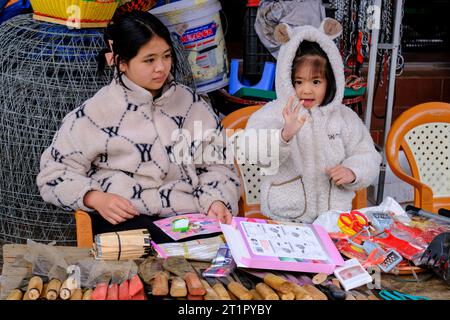 Bac Ha, Vietnam. Jeunes filles Hmong au marché. Province de Lao Cai. Banque D'Images