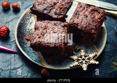 Panforte, tarte de Noël savoureuse à base de fruits secs et de noix. Panforte est un gâteau de Noël italien. Banque D'Images