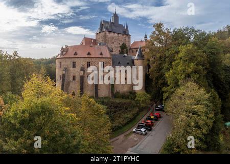 Die Burg Kriebstein ist eine im 14. Jahrhundert entstandene Burg in der gleichnamigen Gemeinde Kriebstein in der Nähe der Stadt Waldheim in Sachsen. Die Anlage befindet sich auf einem Felssporn oberhalb der Zschopau und wird durch die gotische Architektur des Spätmittelalter geprägt. *** Le château de Kriebstein est un château construit au 14e siècle dans la municipalité du même nom Kriebstein près de la ville de Waldheim en Saxe le complexe est situé sur un éperon rocheux au-dessus de la rivière Zschopau et se caractérise par l'architecture gothique de la fin du Moyen âge crédit : Imago/Alamy Live News Banque D'Images