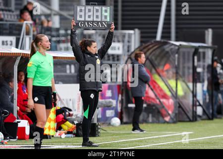 Rotterdam, pays-Bas. 15 octobre 2023. ROTTERDAM, PAYS-BAS - OCTOBRE 15 : quatrième Manon Plandsoen officielle lors du match Azerion Vrouwen Eredivisie entre Excelsior et Feyenoord au Van Donge & de Roo Stadion le 15 octobre 2023 à Rotterdam, pays-Bas (photo Hans van der Valk/Orange Pictures) crédit : Orange pics BV/Alamy Live News Banque D'Images