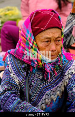 Bac Ha, Vietnam. Femme Hmong dans les vêtements traditionnels dans le marché du dimanche. Province de Lao Cai. Banque D'Images