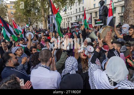Londres, Royaume-Uni. 14 octobre 2023. Des dizaines de milliers de manifestants pro-palestiniens se rassemblent devant Downing Street pour soutenir la population palestinienne de Gaza. De grands rassemblements de solidarité palestiniens ont eu lieu dans tout le Royaume-Uni à la suite des attaques de représailles d'Israël sur Gaza. Crédit : Mark Kerrison/Alamy Live News Banque D'Images