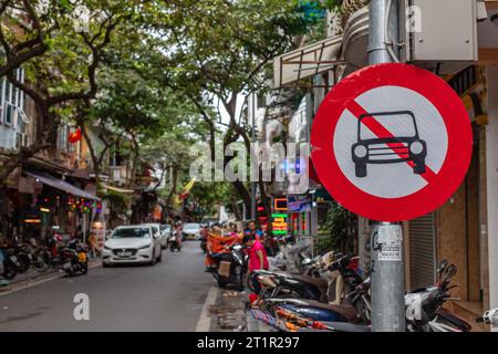 Vieux quartier ou Phố cổ Hà Nội, Hanoi, Vietnam. Pas de panneau de signalisation d'interdiction pour les véhicules à moteur. Banque D'Images