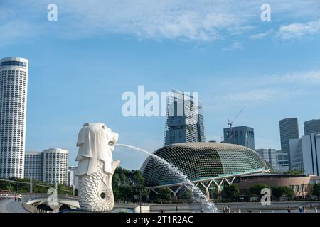 Singapour - 22 octobre 2022 : statue de Merlion au parc Merlion, c'est une créature mythique avec une tête de lion et le corps d'un poisson. Il est utilisé comme un masc Banque D'Images