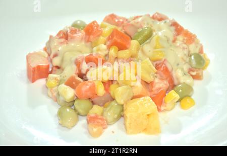 Imitation bâton de crabe et rouleau d'oeufs sucrés avec salade de sauce japonaise Banque D'Images