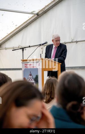 Bad Windsheim, Allemagne. 15 octobre 2023. Josef Schuster, président du Conseil central des Juifs en Allemagne, intervient lors de l’inauguration de l’ancienne synagogue Allersberg au musée en plein air de Franconie à Bad Winsheim. Après le démantèlement de l’ancienne synagogue d’Allersheim et son stockage initial au Musée de l’air libre de Franconie, elle a été inaugurée au Musée de l’air libre après trois ans de reconstruction. Crédit : Pia Bayer/dpa/Alamy Live News Banque D'Images