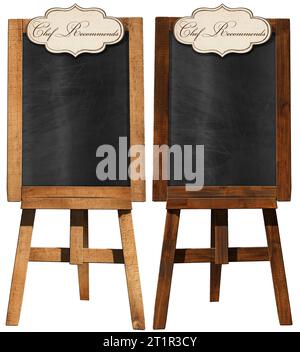 Deux tableaux noirs vides avec espace de copie, cadre en bois, chevalet et une étiquette avec texte Chef recommande, isolé sur fond blanc, photographie. Banque D'Images