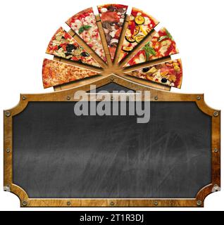 Modèle pour un menu Pizza. Panneau en bois et métal avec des tranches de pizza et tableau noir vide avec espace de copie. Isolé sur fond blanc. Banque D'Images