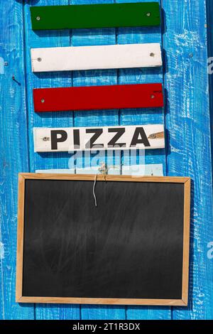 Modèle pour un menu Pizza Italie. Tableau noir vide avec cadre en bois et espace de copie, texte Pizza et drapeau italien. Banque D'Images