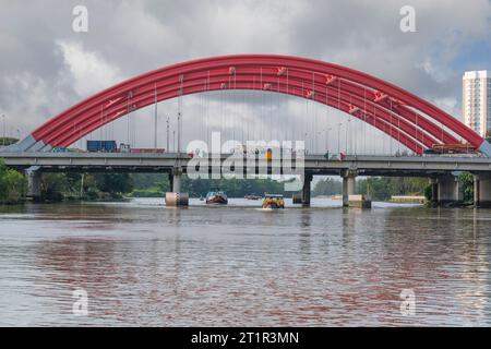 Pont sur la rivière Saigon, près de Ho Chi Minh, Vietnam. Banque D'Images