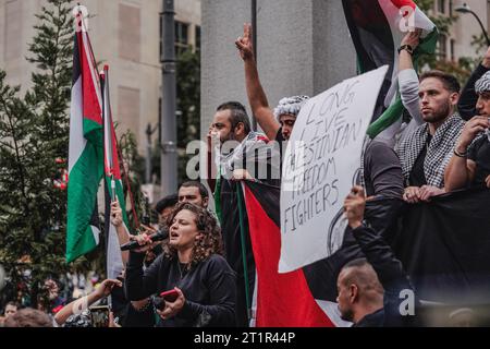 ÉTATS-UNIS. 14 octobre 2023. Les manifestants chantent des slogans pendant la manifestation. Des milliers de manifestants se sont rassemblés samedi à Westlake Park, dans le centre-ville de Seattle, pour exprimer leur opposition à de nouvelles violences à la suite des récentes attaques meurtrières qui ont pris Israël par surprise il y a à peine une semaine. La manifestation visait à réorienter l'attention vers le rétablissement des droits humains et la fourniture d'une aide humanitaire à la région déchirée par la guerre de Gaza. Cet événement est survenu en réponse à l’incident tragique qui s’est produit le 7 octobre, lorsque des combattants armés associés au groupe militaire palestinien Hamas ont infiltré Israël, res Banque D'Images