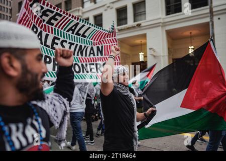 ÉTATS-UNIS. 14 octobre 2023. Les manifestants chantent des slogans pendant la manifestation. Des milliers de manifestants se sont rassemblés samedi à Westlake Park, dans le centre-ville de Seattle, pour exprimer leur opposition à de nouvelles violences à la suite des récentes attaques meurtrières qui ont pris Israël par surprise il y a à peine une semaine. La manifestation visait à réorienter l'attention vers le rétablissement des droits humains et la fourniture d'une aide humanitaire à la région déchirée par la guerre de Gaza. Cet événement est survenu en réponse à l’incident tragique qui s’est produit le 7 octobre, lorsque des combattants armés associés au groupe militaire palestinien Hamas ont infiltré Israël, res Banque D'Images