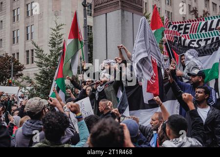 ÉTATS-UNIS. 14 octobre 2023. Les manifestants chantent des slogans pendant la manifestation. Des milliers de manifestants se sont rassemblés samedi à Westlake Park, dans le centre-ville de Seattle, pour exprimer leur opposition à de nouvelles violences à la suite des récentes attaques meurtrières qui ont pris Israël par surprise il y a à peine une semaine. La manifestation visait à réorienter l'attention vers le rétablissement des droits humains et la fourniture d'une aide humanitaire à la région déchirée par la guerre de Gaza. Cet événement est survenu en réponse à l’incident tragique qui s’est produit le 7 octobre, lorsque des combattants armés associés au groupe militaire palestinien Hamas ont infiltré Israël, res Banque D'Images