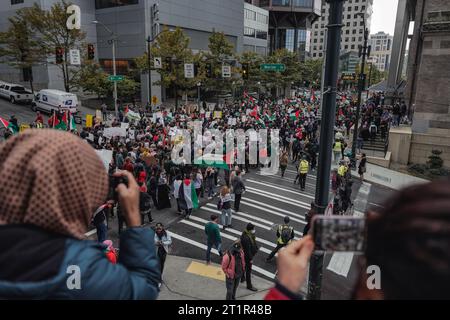 ÉTATS-UNIS. 14 octobre 2023. Une participation impressionnante de milliers de personnes rassemblées au Westlake Park, pour soutenir la Palestine pendant le rassemblement. Des milliers de manifestants se sont rassemblés samedi à Westlake Park, dans le centre-ville de Seattle, pour exprimer leur opposition à de nouvelles violences à la suite des récentes attaques meurtrières qui ont pris Israël par surprise il y a à peine une semaine. La manifestation visait à réorienter l'attention vers le rétablissement des droits humains et la fourniture d'une aide humanitaire à la région déchirée par la guerre de Gaza. Cet événement est survenu en réponse à l'incident tragique qui s'est produit le 7 octobre, lorsque des combattants armés associés à TH Banque D'Images