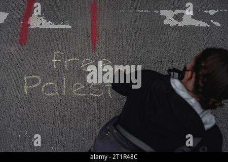 ÉTATS-UNIS. 14 octobre 2023. Une participation impressionnante de milliers de personnes rassemblées au Westlake Park, pour soutenir la Palestine pendant le rassemblement. Des milliers de manifestants se sont rassemblés samedi à Westlake Park, dans le centre-ville de Seattle, pour exprimer leur opposition à de nouvelles violences à la suite des récentes attaques meurtrières qui ont pris Israël par surprise il y a à peine une semaine. La manifestation visait à réorienter l'attention vers le rétablissement des droits humains et la fourniture d'une aide humanitaire à la région déchirée par la guerre de Gaza. Cet événement est survenu en réponse à l'incident tragique qui s'est produit le 7 octobre, lorsque des combattants armés associés à TH Banque D'Images