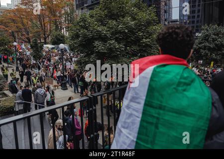 ÉTATS-UNIS. 14 octobre 2023. Une participation impressionnante de milliers de personnes rassemblées au Westlake Park, pour soutenir la Palestine pendant le rassemblement. Des milliers de manifestants se sont rassemblés samedi à Westlake Park, dans le centre-ville de Seattle, pour exprimer leur opposition à de nouvelles violences à la suite des récentes attaques meurtrières qui ont pris Israël par surprise il y a à peine une semaine. La manifestation visait à réorienter l'attention vers le rétablissement des droits humains et la fourniture d'une aide humanitaire à la région déchirée par la guerre de Gaza. Cet événement est survenu en réponse à l'incident tragique qui s'est produit le 7 octobre, lorsque des combattants armés associés à TH Banque D'Images