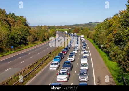 Bolton, Lancashire... 16 octobre, 2023. Un incident policier en cours sur la M61 a vu l'autoroute fermée dans les deux sens avec un recul de la circulation sur des kilomètres. Lancashire Constabulary a fermé l'autoroute du Nord-Ouest dans les deux sens entre les jonctions 6 et 8 près de Chorley et Bolton avant midi dimanche, la police a reçu un appel vers 11.30h aujourd'hui (15 octobre) pour signaler une mort subite à l'arrivée, les officiers ont trouvé le corps d'un homme. Sa mort n'est pas considérée comme suspecte et un dossier est en cours de préparation pour le coroner Credit ; CernanElias/AlamyLiveNews Banque D'Images