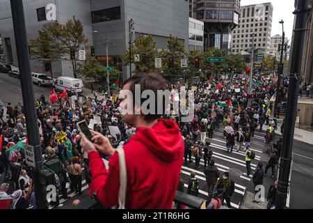 Une participation impressionnante de milliers de personnes rassemblées au Westlake Park, pour soutenir la Palestine pendant le rassemblement. Des milliers de manifestants se sont rassemblés samedi à Westlake Park, dans le centre-ville de Seattle, pour exprimer leur opposition à de nouvelles violences à la suite des récentes attaques meurtrières qui ont pris Israël par surprise il y a à peine une semaine. La manifestation visait à réorienter l'attention vers le rétablissement des droits humains et la fourniture d'une aide humanitaire à la région déchirée par la guerre de Gaza. Cet événement est survenu en réponse à l'incident tragique qui s'est produit le 7 octobre, lorsque des combattants armés associés à la milite palestinienne Banque D'Images