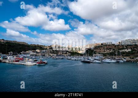 Gozo, Malte, 3 mai 2023. Gozo, Malte. La deuxième île en taille à Malte. Vue sur le port avec la vieille ville et la cathédrale à l'arrière Banque D'Images