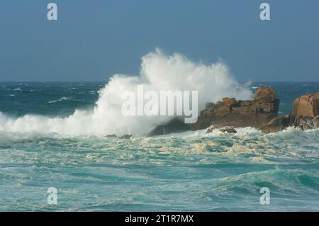 Les mers orageuses au large de la côte de Cornouailles - John Gollop Banque D'Images