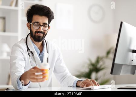 Professionnel de la santé ciblé utilisant le PC de la clinique, Holding Drugs Banque D'Images