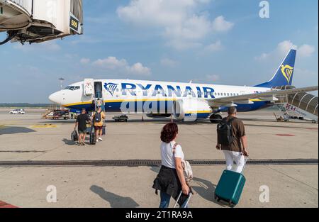 Ferno, Milan-Malpensa, Italie - 3 octobre 2023 : embarquement des passagers de la compagnie aérienne low cost Ryanair à l'aéroport international de Milan-Malpensa. Banque D'Images