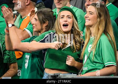 Paris, France. 14 octobre 2023. Supporters de l'Irlande lors de la coupe du monde 2023, match de rugby à XV en quart de finale entre l'Irlande et la Nouvelle-Zélande le 14 octobre 2023 au Stade de France à Saint-Denis près de Paris, France crédit : Agence photo indépendante/Alamy Live News Banque D'Images