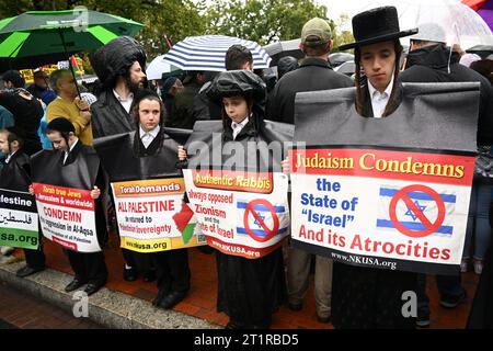 Washington, DC, États-Unis. 14 octobre 2023. 10/14/23 la Maison Blanche Washington DC. Des manifestants palististes se rassemblent dans le parc Lafayette en face de la Maison Blanche pour exprimer leur opinion sur la guerre en Israël et le massacre de personnes dans la bande de Gaza. (Image de crédit : © Christy Bowe/ZUMA Press Wire) USAGE ÉDITORIAL SEULEMENT! Non destiné à UN USAGE commercial ! Crédit : ZUMA Press, Inc./Alamy Live News Banque D'Images