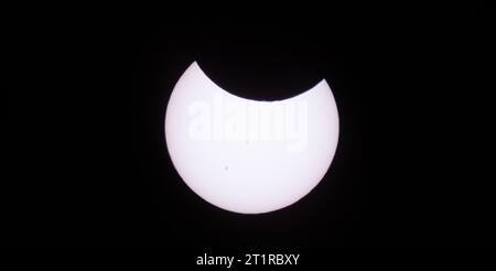 L'ombre de Moon commence à couvrir la face du soleil pendant l'éclipse solaire annulaire le 14 octobre 2023 à Georgetown, Texas USA. Banque D'Images