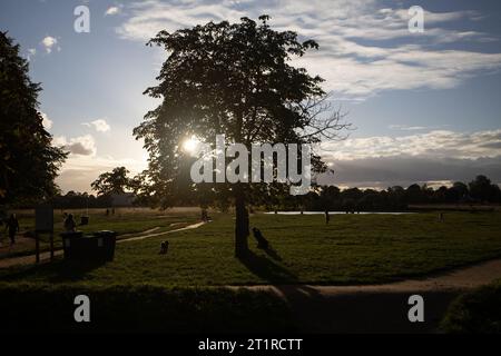 Un nuage lourd se trouve au-dessus de Wimbledon Common un après-midi d'automne, Londres SW19, octobre 2023 Banque D'Images