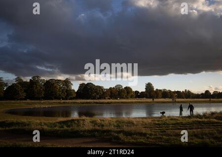 Un nuage lourd se trouve au-dessus de Wimbledon Common un après-midi d'automne, Londres SW19, octobre 2023 Banque D'Images