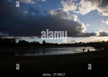 Un nuage lourd se trouve au-dessus de Wimbledon Common un après-midi d'automne, Londres SW19, octobre 2023 Banque D'Images