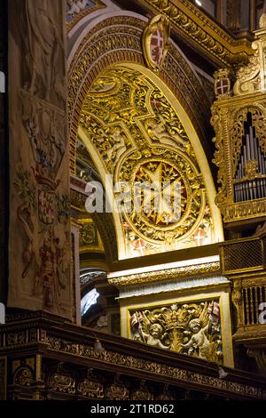 La Valette, Malte - 17 juin 2023 : détail de l'arc décoré en or avec la croix maltaise à huit pointes dans la cathédrale de la Valette, Malte Banque D'Images