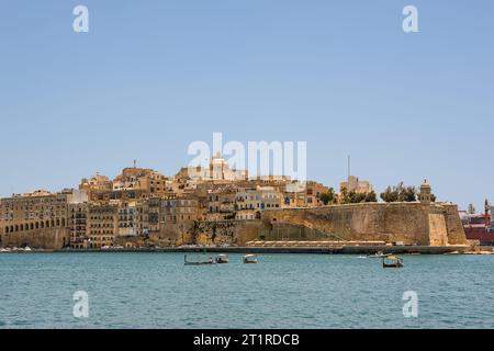 Valette, Malte - 17 juin 2023 : Golfe entre la Valette et Vittoriosa avec des bateaux de passage et des luzzu et Vittoriosa typiques en arrière-plan Banque D'Images