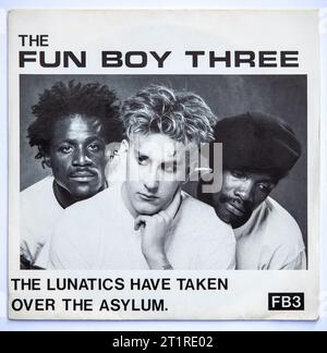 Couverture photo de la version vinyle de sept pouces de The Lunatics Have Over the Asylum par The Fun Boy Three, qui a été publié en 1981 Banque D'Images