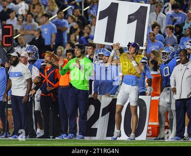 14 octobre 2023 : Caroline du Nord appelant dans les pièces de théâtre. Match de football NCAA entre l'Université de Miami et l'Université de Caroline du Nord, au Kenan Memorial Stadium, Chapel Hill, Caroline du Nord. David Beach/CSM crédit : CAL Sport Media/Alamy Live News Banque D'Images