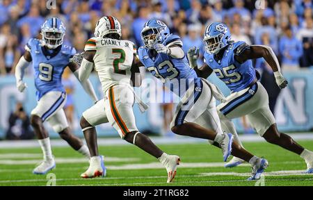 14 octobre 2023 : Cedric Gray (33), senior de Caroline du Nord, tente de s'attaquer à Donald Chaney Jr. (2). Match de football NCAA entre l'Université de Miami et l'Université de Caroline du Nord, au Kenan Memorial Stadium, Chapel Hill, Caroline du Nord. David Beach/CSM crédit : CAL Sport Media/Alamy Live News Banque D'Images