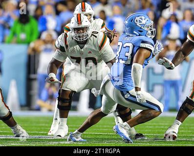 14 octobre 2023 : Javion Cohen junior de l'Université de Miami (70) blocs. Match de football NCAA entre l'Université de Miami et l'Université de Caroline du Nord, au Kenan Memorial Stadium, Chapel Hill, Caroline du Nord. David Beach/CSM crédit : CAL Sport Media/Alamy Live News Banque D'Images