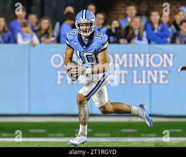 14 octobre 2023 : deuxième année de Caroline du Nord Drake Maye (10) Scrambles. Match de football NCAA entre l'Université de Miami et l'Université de Caroline du Nord, au Kenan Memorial Stadium, Chapel Hill, Caroline du Nord. David Beach/CSM crédit : CAL Sport Media/Alamy Live News Banque D'Images