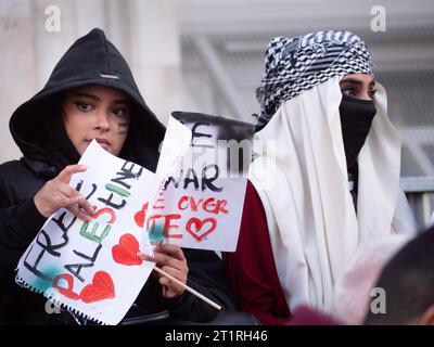 Marcheurs pro-palestiniens à Londres, Royaume-Uni avec des affiches Palestine libre, lors de la manifestation de la campagne de solidarité de Palestine, marchent pour protester contre la Palestine Israël confict sur la bande de Gaza. Cette manifestation a été la première grande mobilisation de masse coordonnée au Royaume-Uni après l'escalade de la guerre Israël-Hamas. Environ 100 000 personnes ont rejoint la marche, organisée par une coalition comprenant la campagne de solidarité palestinienne (PSC), les amis d'Al-Aqsa et la Coalition Stop the War. Banque D'Images